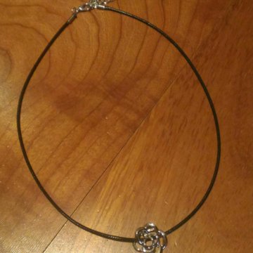 Цветок подвеска на шнурке новая