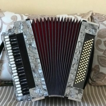 Фото итальянские и обычные гармошки. Хроматическая гармошка. Губная гармошка 64 гармоника. Гармошка национальная. Губная гармошка 64 гармоника.