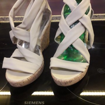 Босоножки на пробковой тонкетке