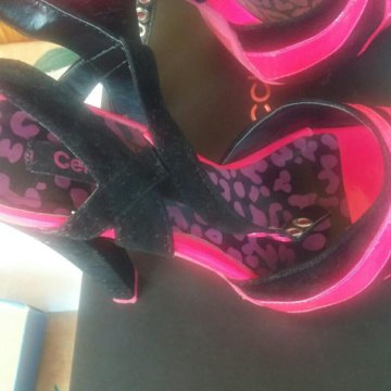 Яркие босоножки