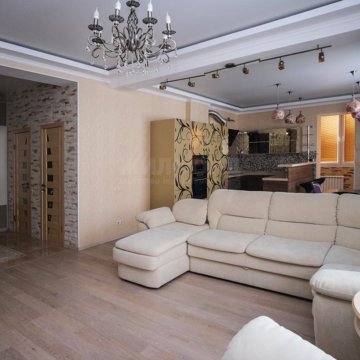Трехкомнатная квартира в сыктывкаре. Трехкомнатная квартира в Новосибирске. Фотография новоселья в большой трехкомнатной квартире. Авито квартиры Новосибирск. Трехкомнатная квартира в Новосибирске Пархоменко 116.