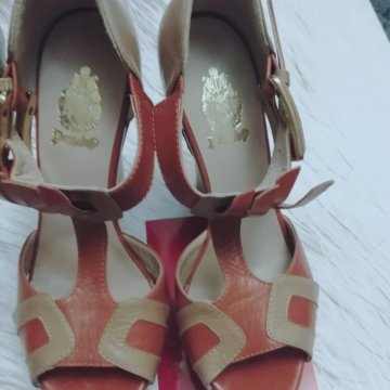 Продаю босоножки новые