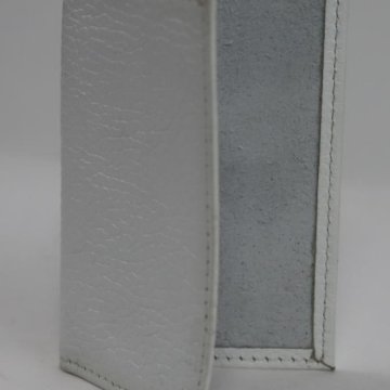 Кожаная обложка для проездного белая