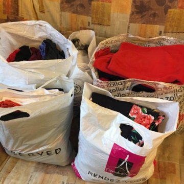 пять мешков с одеждой. мешок вещей на девочку. одежда в пакетах много. пакет вещей на мальчика. вещи пакетом.