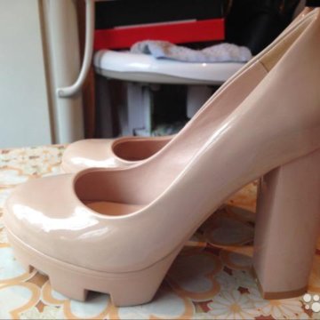 Новые бежевые туфли