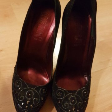 Туфли, Италия