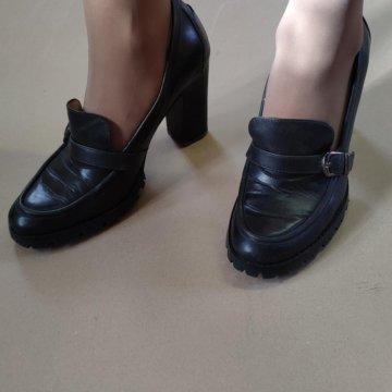 Туфли-лоферы на каблуке