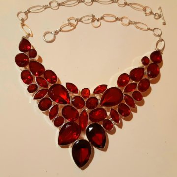 колье костюмное. Огранка рубинового стекла