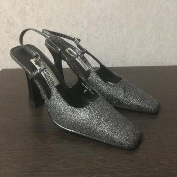 Босоножки на каблуке