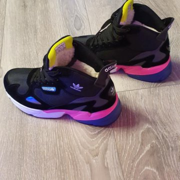 Кроссовки adidas новые теплые