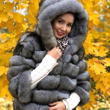Капюшон песец. Шуба из песца короткая с капюшоном. Шуба песец с капюшоном короткая. Песцовая шуба с капюшоном чернобурки. Капюшон с песцом на куртке.
