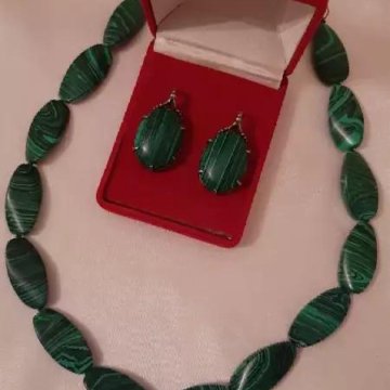 Украшение из натурального камня малахит