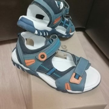 Новые детские сандалии