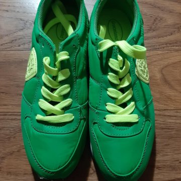 Кроссовки почти новые,стелька 26 см.