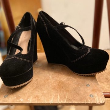 Туфли на танкетке