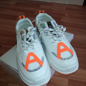 Кроссовки женские