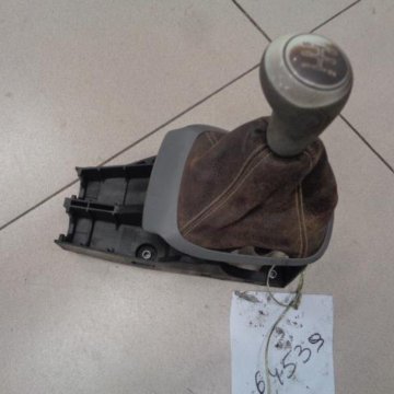 Трос переключения передач шевроле кобальт. 8. Механизм выбора передач шевроле кобальт. Тросик кпп шевроле кобальт 2013. Вилка переключения 5 передачи амарок.