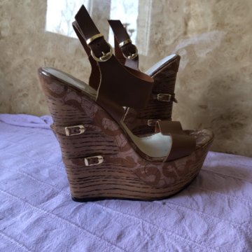 Босоножки на танкетке