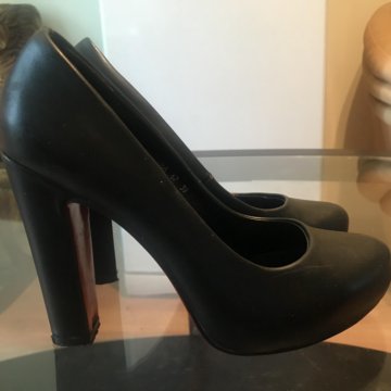 Туфли чёрные с красной платформой