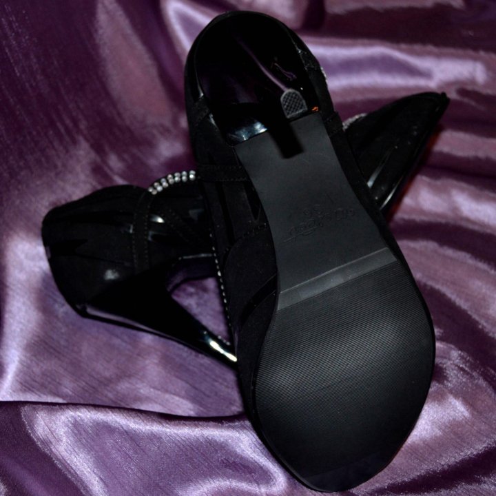 Черные туфли со стразами