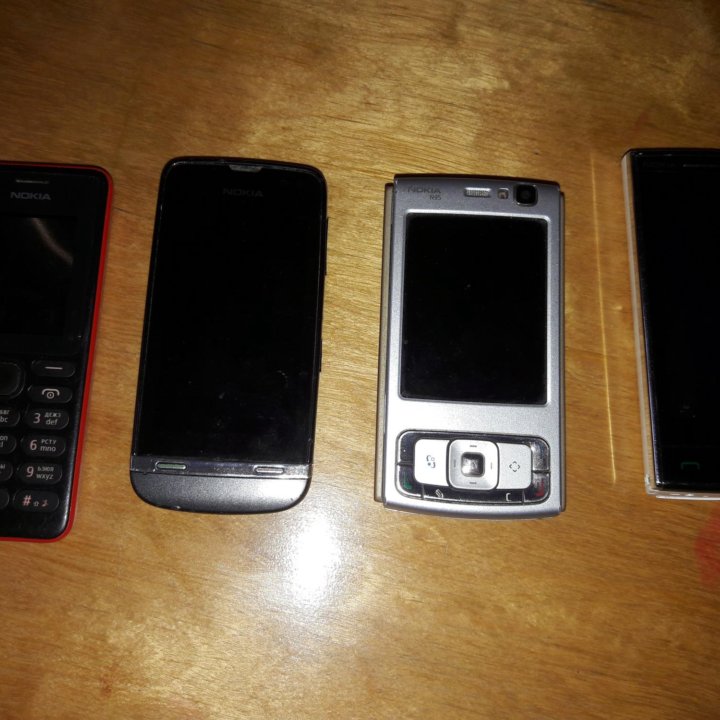 4 Телефона(не рабочие)и 3 аккумулятора
