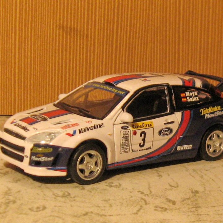 Коллекционная модель машины Ford Focus 1:43