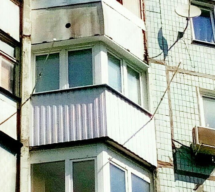 Остекление балкона с расширением площади