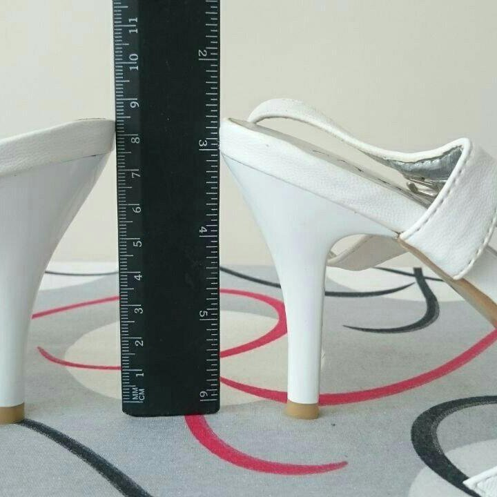 Босоножки белые