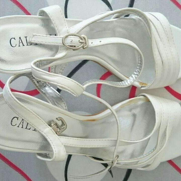 Босоножки белые