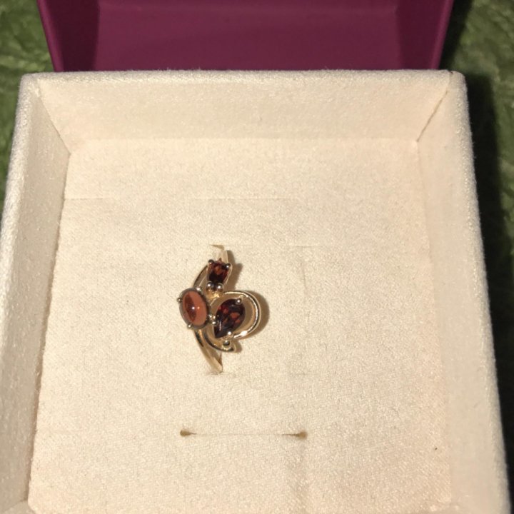 Кольцо с гранатами