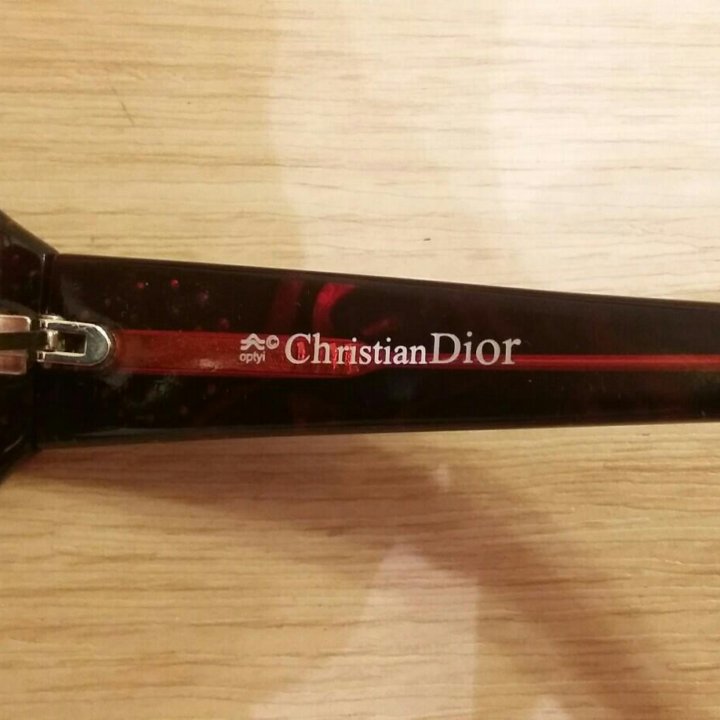 Очки солнцезащитые.