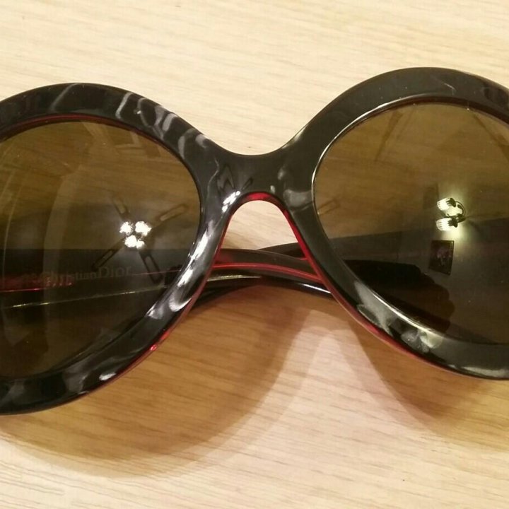 Очки солнцезащитые.