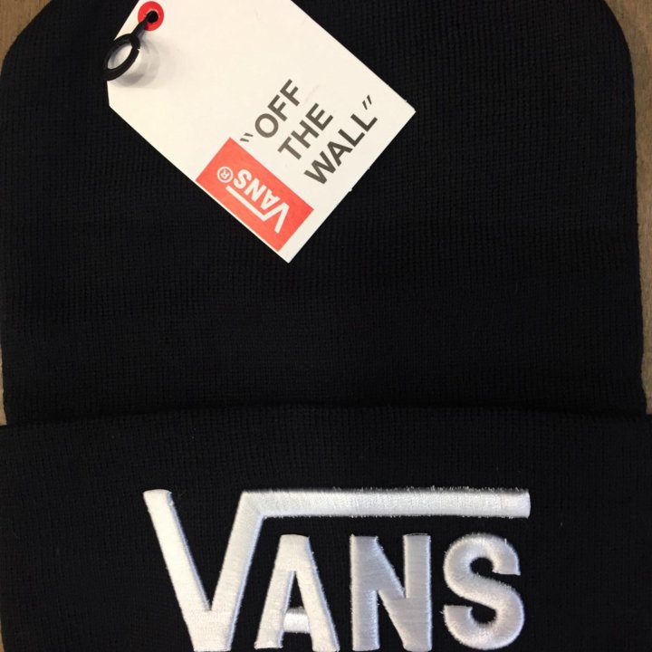 Шапка вязаная VANS новая.Черная с отворотом