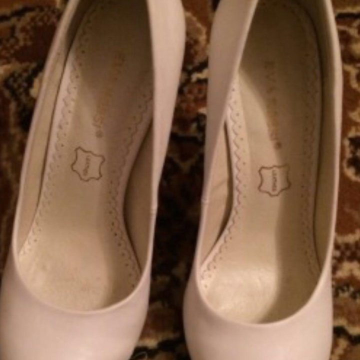 Белые туфли со стразами