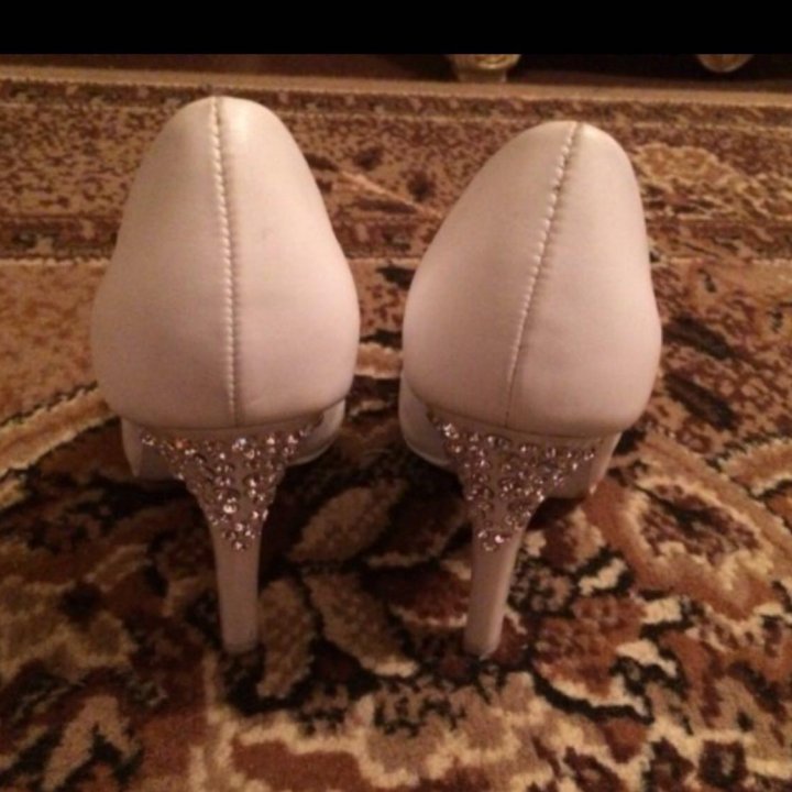 Белые туфли со стразами