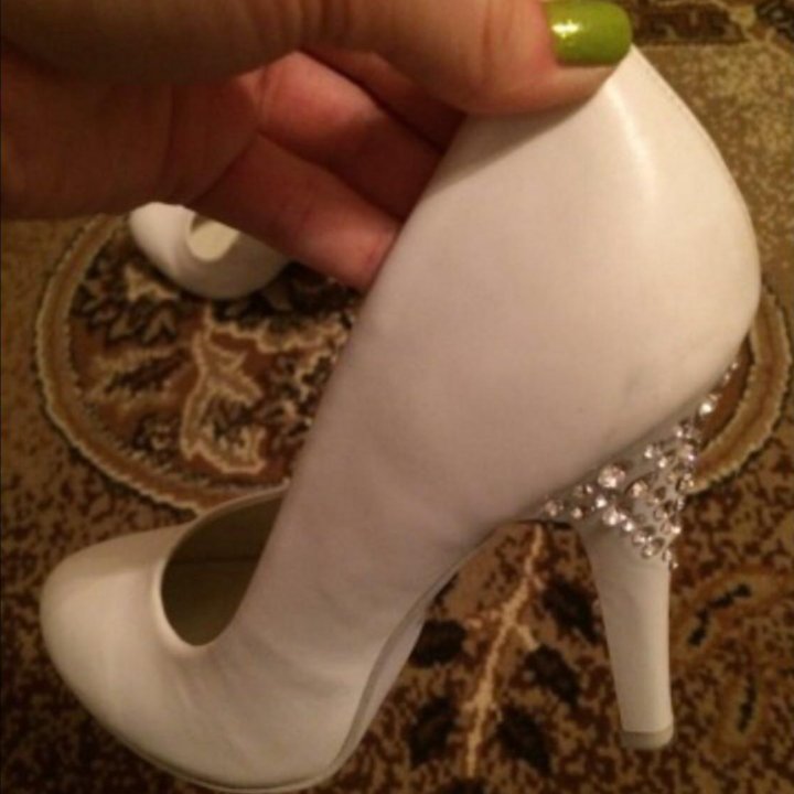 Белые туфли со стразами