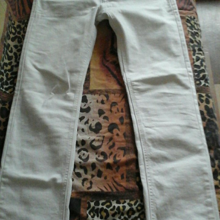 Джинсы белые