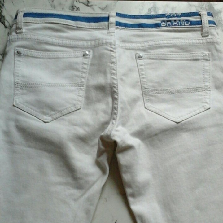 Джинсы белые