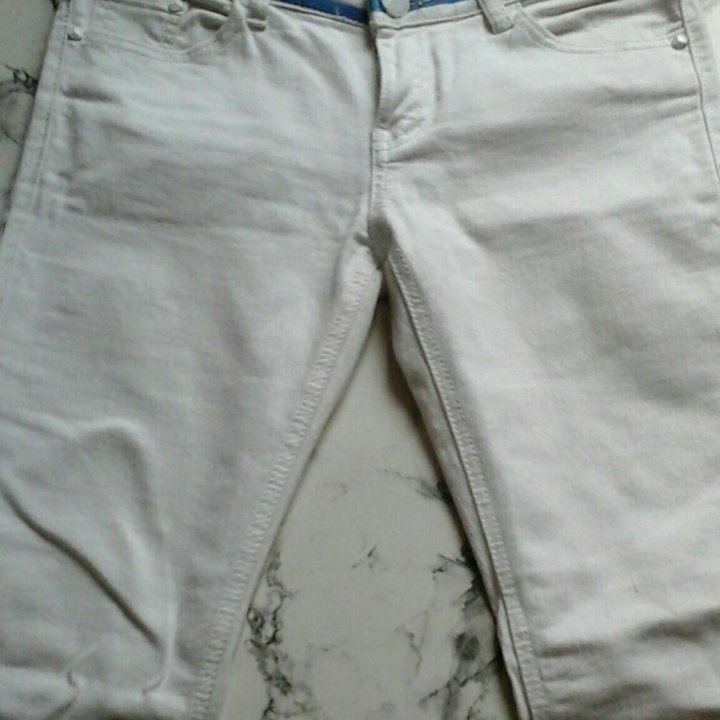 Джинсы белые