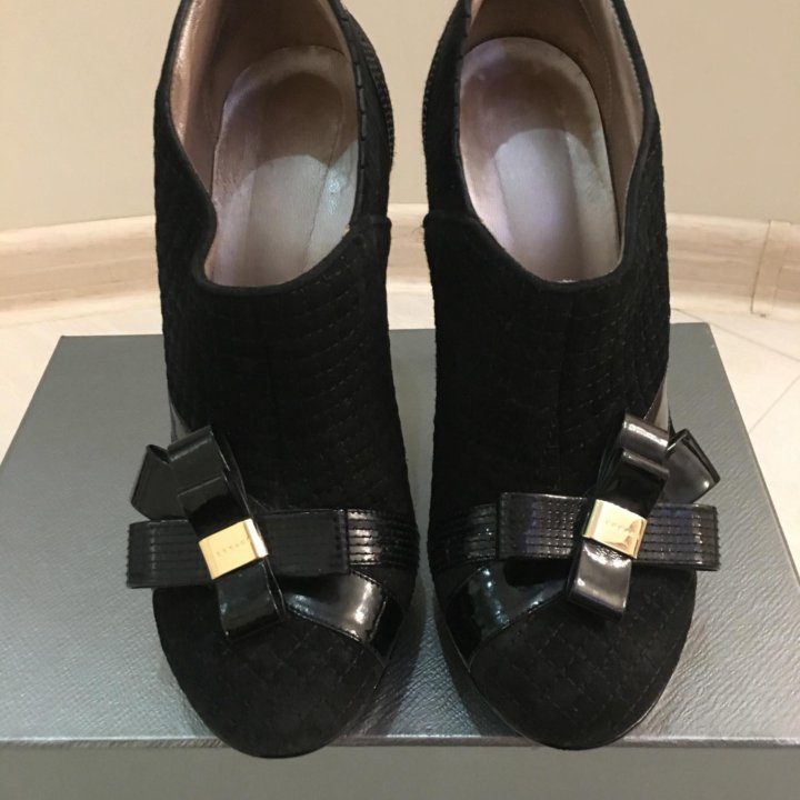 Ботильоны Versace.