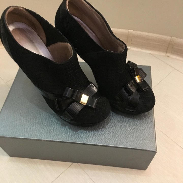 Ботильоны Versace.