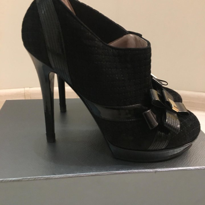 Ботильоны Versace.