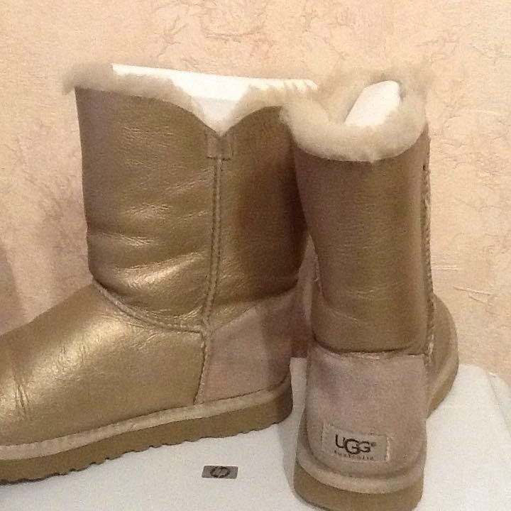 UGG