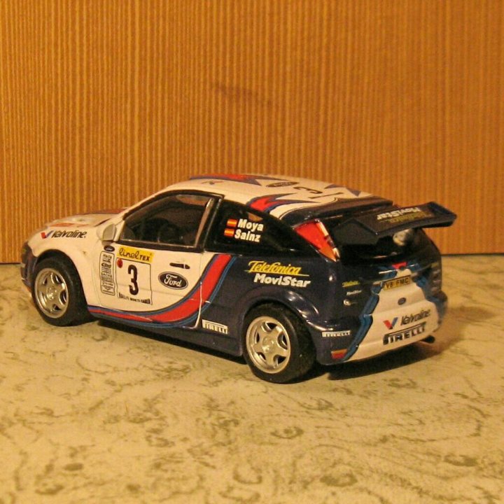 Коллекционная модель машины Ford Focus 1:43