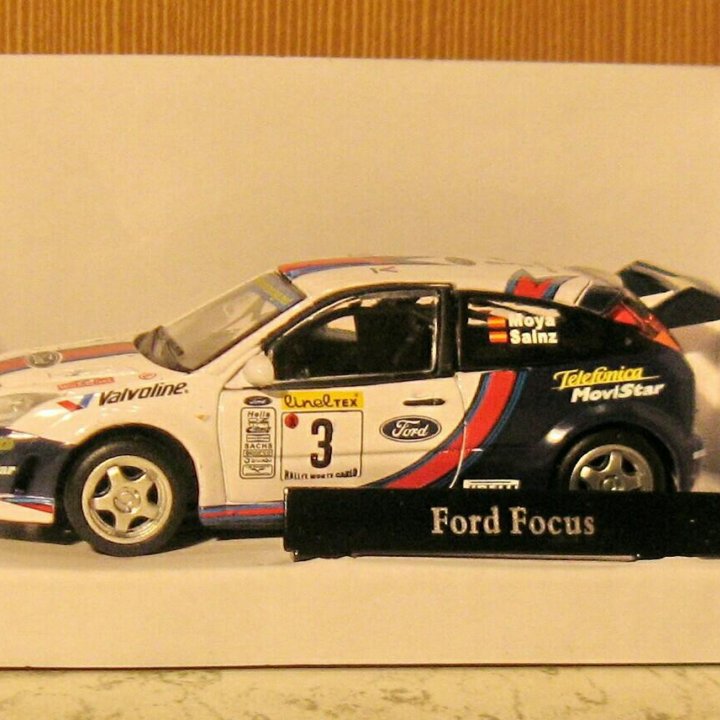 Коллекционная модель машины Ford Focus 1:43