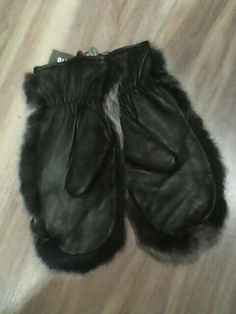 Меховые варежки.