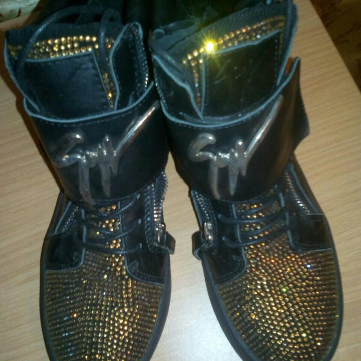 Ботинки со стразами