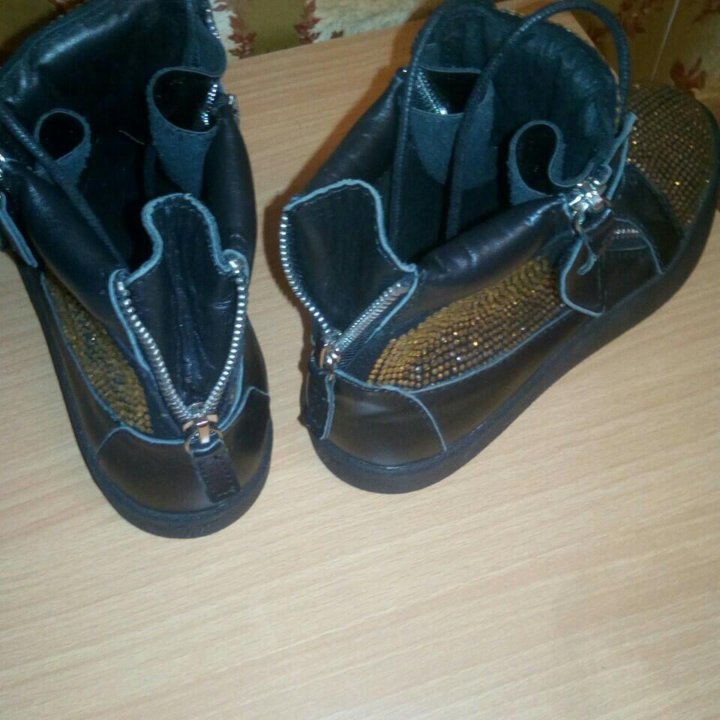 Ботинки со стразами