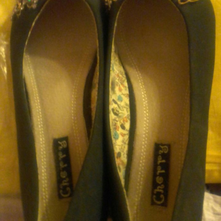 Туфли-балетки.