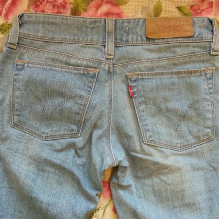 Джинсы Levis. Размер 25